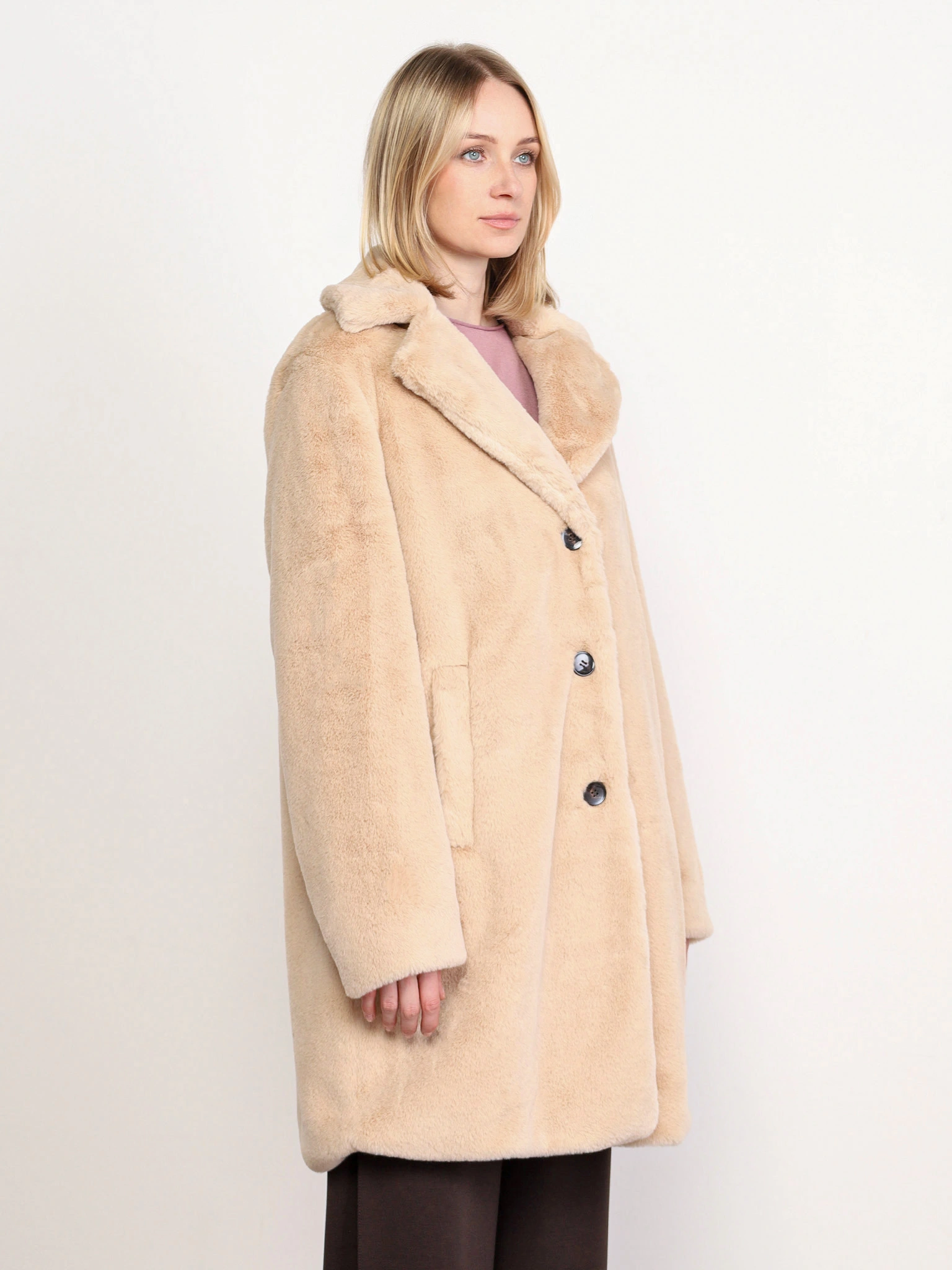 Полупальто бежевого цвета с отложным воротником